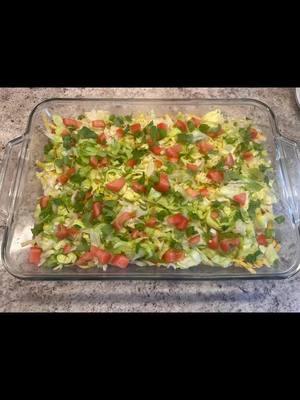 Here is my super easy taco dip recipe! This is also keto/low carb friendly! #tacodip #midwesternfood #EasyRecipe #keto #lowcarb 