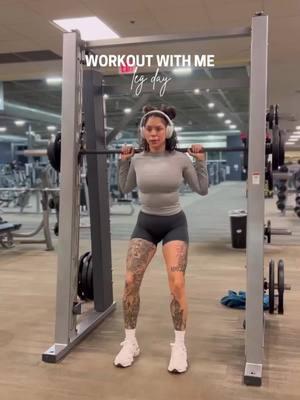 workout with me🍑  #legday #workoutwithme #workoutvideos #workoutvideosforwomen #workoutsforwomen #legsleevetattoo #tattoolegsleeve 