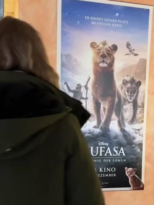 Endlich ist es soweit: Der Mufasa-Film feiert Premiere! 🦁🍿 Und das Beste daran? Beim Ticketkauf für den Film kannst du dir exklusive Disney Lorcana Sammelkarten sichern 🎟️ Nur in Cineplex Kinos und nur an den beiden Startwochenenden – also schnapp dir dein Popcorn und sichere dir die Karten, solange der Vorrat reicht! 🤔 Wusstest du schon? In ca. 30 ausgewählten Kinos gibt’s am Startwochenende sogar eine Disney Lorcana Game-Demo! #Ravensburger #Mufasa #DisneyLorcana #Disney #Lorcana