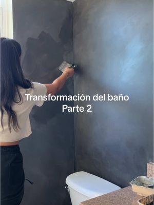 Parte 2 | Transformación del baño.🛠️ Saliendo de mi zona de confort pintando todo el baño de negro… ¡y me encanta! Lo siguiente será colocar todos los accesorios y la decoración. ¿Cómo lo ven?? Colores que usé de @BEHR Paint  -Toffee crunch -Berry Brown -Alpine frost #homedecor #famdcordiy #bathroommakeover #renterfriendly #diyproject #diybathroom #diylimewash #hazlotumismo #homesweethome #interiordesigner #interiordesign #fy 