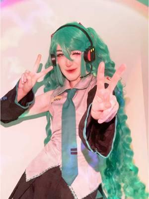 SHOUT OUT TO THE TARGET EMPLOYEE WHO JUST RECOGNIZED ME IN THE CHECKOUT LINE LMAO #mikucosplay #hatsunemiku #miku #hatsunemikucosplay #vocaloid #vocaloidcosplay 