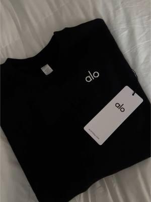 @Alo Yoga Haul in espresso ☕️ and Black 🖤✨ sets 😍  #musthaves #alo #aloyoga #black #espresso #accolade #pants #winter #holiday 