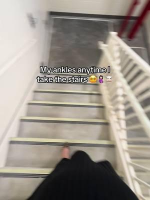 Big back af 😭😵‍💫 #heavyload #pregnant #pregnantlife #pregnanttiktok #pregnantbelly #stairs #MomsofTikTok #heavyequipment #pregnantmama 