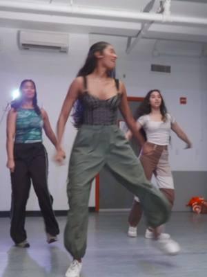 Throwback to this mind blowin dancey dance 🤯 🧠: @tushita  💃:@Sruthi Palaniappan  @ neha  . . . . . . . . . . . . . . . . . . . . . . . #fyp #dance #nyc #danceworkshop #bollyfusion #bollywood #foryou 