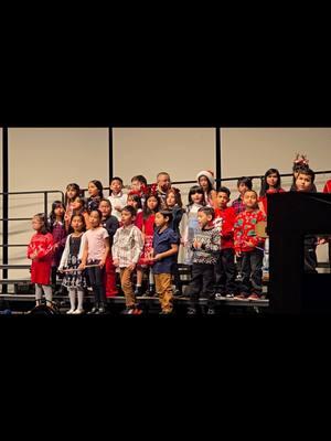 le pido a dios que me de vida y salud para estar en cada momento con ellas. #paratii #fyp #hijas #concierto #navidad #siempre #a #su #lado #mamaehijas #usalife #escuela #dios #cuida #de #nosotros 