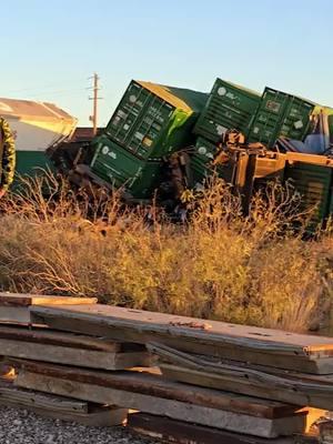 Descarrilamiento del tren en Pecos, TX. Un desastre. Los pobres. #tren #texas #descarrilamiento #muerto #heridos #mercancia #peligro #truck 