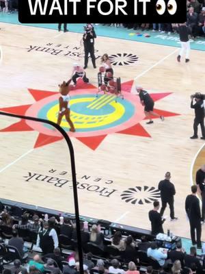 Santa came in clutch for this one guy at the Spurs/Hawks game. $10,000 in cool Christmas Cash… 💰💰💰💰 #cash #christmas #christmascash #gospursgo #spurs #sanantoniospurs #halfcourt #halfcourtshot #fyp #fypシ 