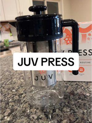 You are not gonna want to use a regular juicer EVER AGAIN 👀 #juvpress #strainer #healthyjuices #juice #healthyjuice #momhack #juicing #juicingrecipes #juicingforhealth #juicingtutorials #bestjuicer 