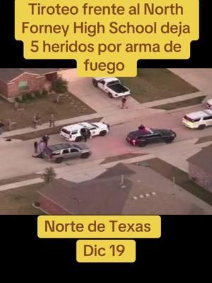 Resumen de la noticia: Forney, Texas Un oficial del distrito escolar de Forney (ISD), un diputado del sheriff del condado de Kaufman y tres jóvenes resultaron heridos tras un altercado en una reunión de más de 100 personas en Forney. El incidente ocurrió el jueves por la tarde cerca de las calles Falcon Way y Jersey Lane, en un vecindario cercano a la escuela secundaria North Forney High School. Aunque el evento tuvo lugar cerca de la escuela, autoridades confirmaron que no estaba relacionado con actividades escolares. Lo ocurrido: Las autoridades respondieron a reportes de una pelea masiva. Según el informe del sheriff, una persona del grupo intentó atacar a un oficial y quitarle su arma. En algún momento, el arma se disparó, y los fragmentos del disparo impactaron en la calle, hiriendo a cinco personas: un diputado del sheriff, un oficial de Forney ISD y tres menores de edad. Las lesiones fueron menores. Los tres jóvenes y el oficial del sheriff fueron trasladados al hospital, mientras que el oficial de Forney ISD rechazó recibir tratamiento adicional en el lugar. Investigación en curso: 	•	Las autoridades aún no confirman de quién era el arma que se disparó. 	•	El Departamento de Seguridad Pública de Texas (DPS) está investigando el disparo, mientras que la Oficina del Sheriff del Condado de Kaufman investiga el origen de la pelea. 	•	Hasta ahora, no se han realizado arrestos ni se ha esclarecido qué provocó el altercado. Detalles adicionales: 	•	No se ha confirmado si los tres menores heridos son estudiantes de Forney ISD. 	•	Forney se encuentra a unas 25 millas al este de Dallas, en el condado de Kaufman. Fuentes: Oficina del Sheriff del Condado de Kaufman, Forney ISD y autoridades locales. #paratiiiiiiiiiiiiiiiiiiiiiiiiiiiiiii #forney #viraltiktok #noticias #texas @Venezolanos en USA 🇻🇪❤️🇺🇸 @latinosenusamiami @The New York Times @Telemundo51Miami @ForneyISD #VideoUp 