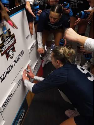 whatcha got there 🤨 @Jess Mruzik @GoPSUsports #NCAAWVB #volleyball #pennstate #psu #celebration #bracket #fyp 