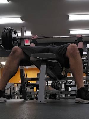 Quick 50 reps to warm up the chest a little  started with 245lbs then dropped 50 lbs each drop down to the 45lb bar  #chest #bench #benchpress #benching #benchwarmers  #stainsinyourhanes = #poolofgains = #lol  #floridaflexxx  #gym #GymTok #gymmotivation #GymLife #fitness #fitnessmotivation #fitnessmodel #model #models #workout #workoutmotivation #flex #flexeveryangle #pain #struggle #hustle #foryou #foryoupage #fypage #fyp #foryourpage 