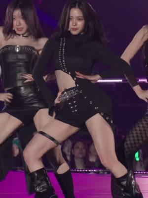 The queen of the shoulder moves this is her song #fyp #ryujin #shinryujin #wannabe #fancam