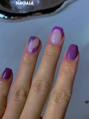 Dual curve design with the fine shimmering nails dipping inspo 💕👉 if any dip nails lover do not  have this base art liquid💅🙋‍♀️#christmasnails #naildipping #shortnails #holidaynailinspo #glitternails #frenchtipnails #frenchnails #nailinspo #christmasnails2024 #nailinspo #nudenails #dippowdernails #dipnailstutorial #nagaiadipkit #homesalon #fyp 