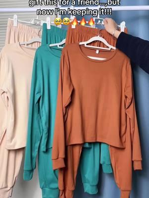 Multiple colorsss!!#loungewear #longsleeve #sleepwear #homewear #nightwear #newyear #christmas #USA #womenswear #dailywear #OOTD #TikTokShopLastChance #TikTokShopNewYearNewAura  #spotlightfinds 