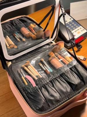 The best makeupcase ever!#foryou #TikTokShop #makeup #makeupcase #makeupcasewithlight #makeupcasewithmirror #makeupbag #pink