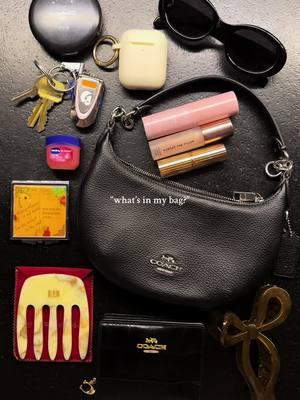 what’s in my handbag today?  #whatsinmybag #purse #nyc #ilovebeingawoman 