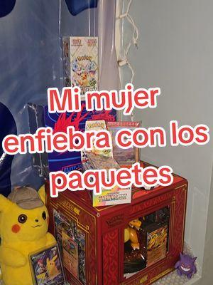 La mujer abriendo paquetes #pokemon #cartaspokemon #pokemoncards #pokemontcg #pokemoncommunity #entretenimiento #terastalfestival #japanesepokemon #coleccion #eeveelution #mimujer #paratii 