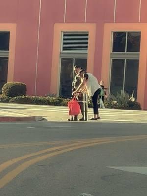 Sheriff helping the lady cross the street. We need more people like him. #lacountysheriff #helpinghand #compassion #toocute #losangeles #cops #goodjob #gooddeed 