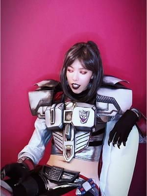 This is pretty much what their love-hate relationship looks like behind the scenes…tough love for Megaempress😂 Megatron: @Nelly_the_Genie2.0  #transformers #transformerscosplay #megaempress #megaempresscosplay #hasbro #hasbrocosplay #cosplayersoftiktok #womenofcosplay 