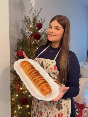 Pan de jamón venezolano 🎄 Masa:  400 grs de harina de trigo todo uso 12 grs de levadura fresca en caso de utilizar instantánea seca se usa la mitad 140 grs de agua templada 80 l grs de leche íquida 10 grs de mantequilla 1 huevo 8 grs de sal 20 grs de azúcar Relleno:  Jamon ahumado Tocino  Pasas  Aceitunas  Reducción de panela  Melado/ melaza:  Panela y agua hasta que hierva y reduzca  Reposar la masa por 30 minutos antes de armar  Horneas a 375 grados F por 35 min ( ir chequeando, todos los hornos son diferente)  #pandejamon #pandejamonvenezolano #venezuela🇻🇪 #venezolana #comidavenezolana #comidanavideña #pannavideño #christmas #venezolanaenusa #venezolanaenusa🇻🇪🇺🇸 #comidadenavidas #navidad 