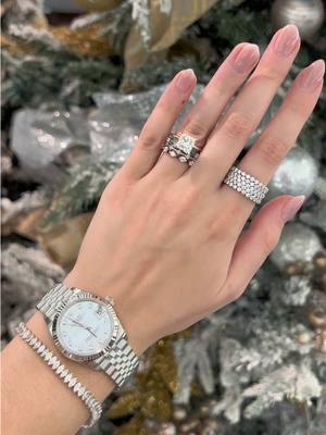 Add a festive element to your stack this holiday season with our gemstone pieces ✨ Don’t forget to take advantage of our special financing + $100 off if you book an appointment!* *Restrictions apply. See site for details. #ringstack #ringinspo #rolex #diamondbracelet #tennisbracelet