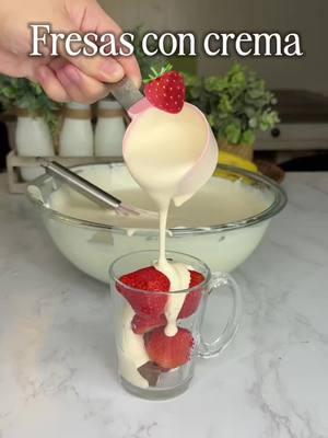 Fresas con crema 🍓                                               .                                               .                                                              Crema para fresas con crema #fresasconcrema #fresas #strawberry  #creamcheese #chantilly #sweet #ensalada #ensaladanavideña #postres #postresfrios #postressinhorno #dessert #dessertideas #viralvideo 