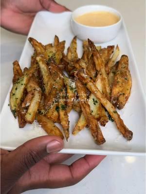 Parmesan truffle fries 🍟😋             - 2 russet potatoes, sliced  - Salt  - Cornstarch  - Truffle oil  - Grated Parmesan cheese  - Parsley  Air fry at 400F for 13-15mins          #airfryerrecipes #airfryer #fries #frenchfry #trufflefries #parmesantrufflefries #friesrecipe #DinnerIdeas #dinner #appetizers #appetizersideas #EasyRecipe 