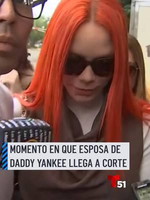 Las cámaras captaron el momento en que la esposa de Daddy Yankee, Mireddys González, llegó al tribunal para enfrentar la demanda que el artista interpuso contra ella y su hermana por el presunto intento de realizar transferencias desde cuentas corporativas a sus personales, por un monto de $100 millones. #daddyyankee #mireddysgonzález #puertorico