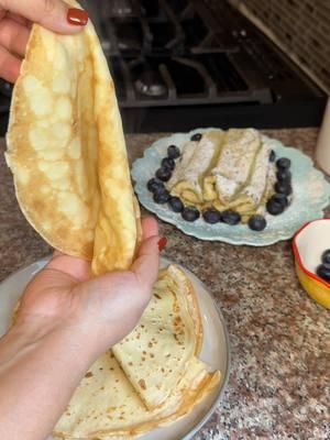 Deliciosas crepas receta fácil  Ingredientes: 2 tazas de harina 2 huevos 2 tazas de leche Una cucharada de azúcar  Una cucharadita de vainilla  Sal 2 cucharadas de mantequilla derretida  1 taza de agua . . #yummy #deli #tasty #Foodie #crepas #recetas #desayuno #brunch #EasyRecipes #homecooking #foryoupage #foryou #fypシ 