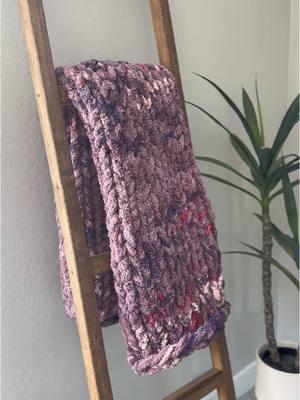 The perfect purple hand knit chunky blanket! 💟 #fyp #fingerknitting #chunkyblankettutorial #handknitblanket #falldecor #diyhomedecor #etsycreatorco #chenilleblanket #holidaydecor #armknitting #diycrafts #handknit #sidehustle #newhobby #howtocrochet #fingercrochet 