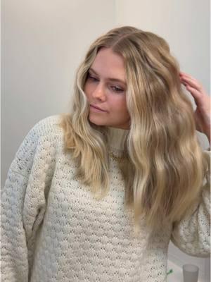 You can never go wrong with some mermaid waves even when it’s 20 degrees outside ❄️❤️🎀🎄 #mermaidwaves #wavyhair #holidayhairstyles #hairtutorial #wavyhairroutine #healthyhair #healthyhaircare @Dae Hair @amika @Crown Affair 