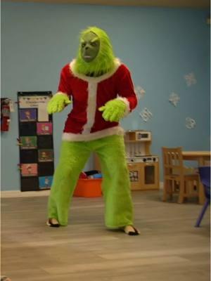 Grinch Prank on Elementary School 🤣 #Christmas #Navidad #grinch #grinchmas #grinchtiktok #grinchprank 