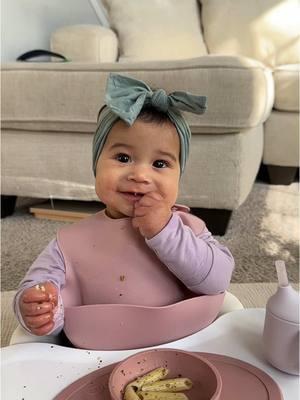 My 6-month-old tried pesto pasta for the first time at lunch and LOVED it 💚 What is your baby’s favorite food so far? 🤗 #babyledweaning #babyledweaningideas #babylunch #babyfood #6montholdbaby #babymeals 