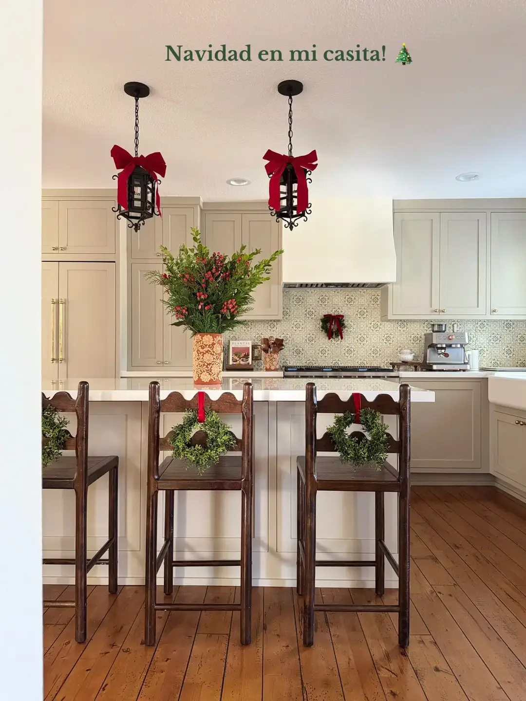 Mi primera vez decorando mi casita para navidad! Use muchos tonos rojos y toques Mexicanos en mi decoracion!  #señoralife #homedecor #modernmexican #mexicandecor #spanishstylehome #señoraera 