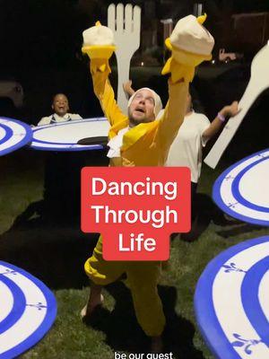 We are literally “dancing through life” coded #doordash #doordashproductions #joywithfreedelivery #joycomeswithfreedelivery #ubereats #deliverydriver #spreadhope #joy #giveback #disneyadult #dancingthroughlife 