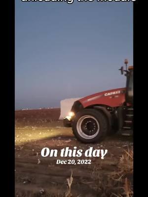 #onthisday How we unload the moduals #cottonmafia #cotton #farming #farmer #caseih #tractor #farmingtiktok #farmingtexas #thetattedfarmer 