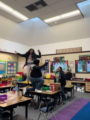 Teachers after the bell rings today… 🎄🙌🏼  #teachertok #teachersbelike #teachersoftiktok #education #educatorlifebelike #educatorlife #fyp #parati #christmasbreak #winterbreak #holidaybreak #countdowntochristmas #teachers #elementaryschool #elementaryteacher #kindergarten #kindergartenteacher #kindergartenlife #fypシ゚viral #fypage #fyppppppppppppppppppppppp 