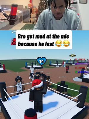 What the mic do 😂😂 #streamer #trippinzee #funnytiktok #virtiktok #fyp #roblox #rage 