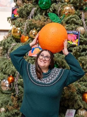 The background on our orange themed holiday tree 🍊🎄🍊 #lapl #lapubliclibrary #iglibraries #librariesofinstagram 