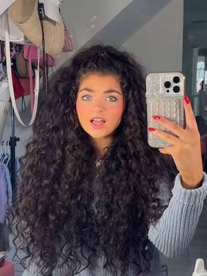 Be confident and rock the curls #curlyhair #naturallycurlyhair #bighair #gabriellavigorito #notmyproblem 