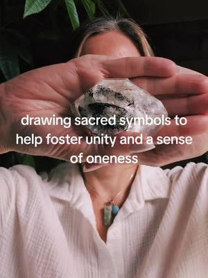 🤍 #oneness #unity #herkimerdiamond #energywork #energyhealing #energysession #Love #light #guidedhandshealing 