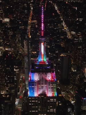 WORLD PREMIERE: Celebrating the 2024 ESB Holiday Music to Light Show with @Meghan Trainor’s Jingle Bells 🎄🎁❤️ #empirestatebuilding #newyork #nyc #meghantrainor  #celebrity #jinglebells 