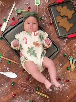 Really should become a bsby photographer 😍🤩📸🎄❤️ #babyphotoshoot #babychristmas #babychristmasphotoideas #motherhood #gingerbreadbaby #babysfirstchristmas #babyphotos 