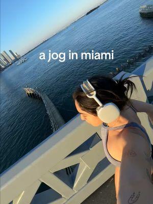 favorite way to clear my head 🏃🏻‍♀️ #jogging #miamisunset #outdoorjog #sunsethour #miami 