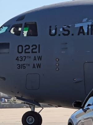 C-17 Globemaster Ill de la Fuerza Aérea de EE. UU. en el Aeropuerto Internacional de Los Ángeles. #c17 #c17globemaster #globemaster  #globemasterc17  #unitedstatesairforce #military  #unitedstates  #unitedstatesofamerica #usa #avgeek #aviation #aviationlovers  #planespotting #planespotter #lax #california #aviationtiktok 