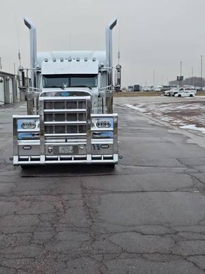 #oldskool #peterbilt #cosmetic #reflectiontime #reflectiondetail #montanatruck #herd #polished #379 #1 .7million #farmlife #mycustomersarethebest #teamwork #epiccrew #Pride #auctioneer 