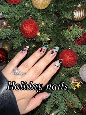 Christmas nails ✨♥️ . #holidaynails #christmasnails #glitternails #gelxnails #westcovinanails #covinanails #lapuentenails #pomonanails #nailtech #nailsalon #nails 