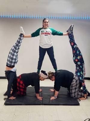 Hard dance by bere montz  clase navideña y tico festejar con acrobacias #locuras #acrobacia #harddancebyberemontz #diversion #lovechiquillas🥰😍 #fyp 