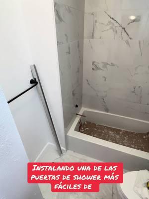 Instalando puerta de shower 🫡🔥 #bathroom #bathroommakeover #bathroomremodel #bathroomdecor #remodeling #remodelacion #construction #construccion #remodelingahouse #homeimprovement #tutorial #viraltiktok #fyp 