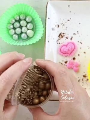 ¿Tienes sobrantes de fondant y no sabes qué hacer con ellos? ¡No te preocupes! 🥳 Hoy te traigo la solución,  una idea creativa y práctica: ¡convierte esos restos en grageas o perlas comestibles para decorar tus pasteles, tortas, cupcakes o cualquier postre que te guste! 🍰✨ ✅ Hazlo así: 1️⃣ Forma pequeñas esferas a mano o utiliza moldes de silicona con diseños pequeñitos. 2️⃣ Píntalas con colorantes en polvo perlados, dorados o del color que prefieras. ¡Quedarán espectaculares! 💎✨ 🎄 ¡La Navidad está a la vuelta de la esquina! 🎁 Aprovecha para darles un toque mágico a tus creaciones. ¿Te gustó esta idea? 🥰 Déjame tu LOVE ❤️ en los comentarios o cuéntame qué harías tú con tus sobrantes de fondant. ¡Me encantaría saberlo! . . . . #CakeStudioDulceAroma #DecoraciónDePasteles #IdeasCreativas #FondantTips #GrageasComestibles #ReposteríaCreativa #PasteleríaConEstilo #NavidadDulce #nataliasalazarpasteleriacreativa #nataliasalazarrecetas #reposteriacreativa #perlascomestibles #grageascaseras